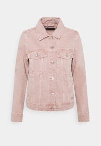 Chaqueta de mezclilla rosa claro con cuello, frente abotonado y dos bolsillos en el pecho. Presenta botones de metal y una textura ligeramente desgastada.