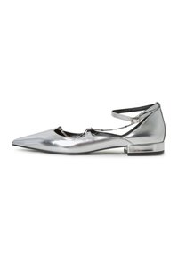 Metallic silberne Ballettschuhe mit spitzem Zeh, Knöchelriemen und flachem Absatz. Das Obermaterial hat eine glänzende Oberfläche und nur minimale Hardware-Details.