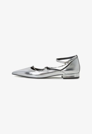 Metallic silberne Ballettschuhe mit spitzem Zeh, Knöchelriemen und flachem Absatz. Das Obermaterial hat eine glänzende Oberfläche und nur minimale Hardware-Details.