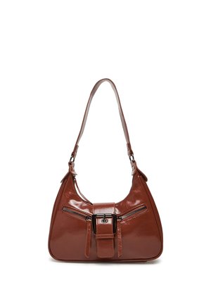 Braune, glänzende Lederhandtasche mit einem einzelnen Schulterriemen, vorderer Schnallenverzierung und diagonalen Reißverschlusstaschen auf beiden Seiten.