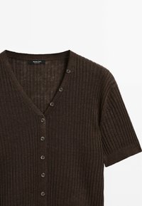 Cardigan court à manches courtes côtelé marron foncé avec col en V et sept boutons sur le devant, de la marque Massimo Dutti.