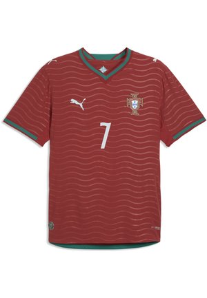 Maillot de football rouge du Portugal avec bordure verte, logos Puma blancs, numéro 7, et écusson de l'équipe nationale du Portugal sur la poitrine.