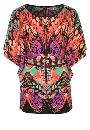 Haut ample à manches courtes avec col rond et motif vif d'ailes de papillon en orange, violet, vert et noir, avec une ceinture noire à la taille.