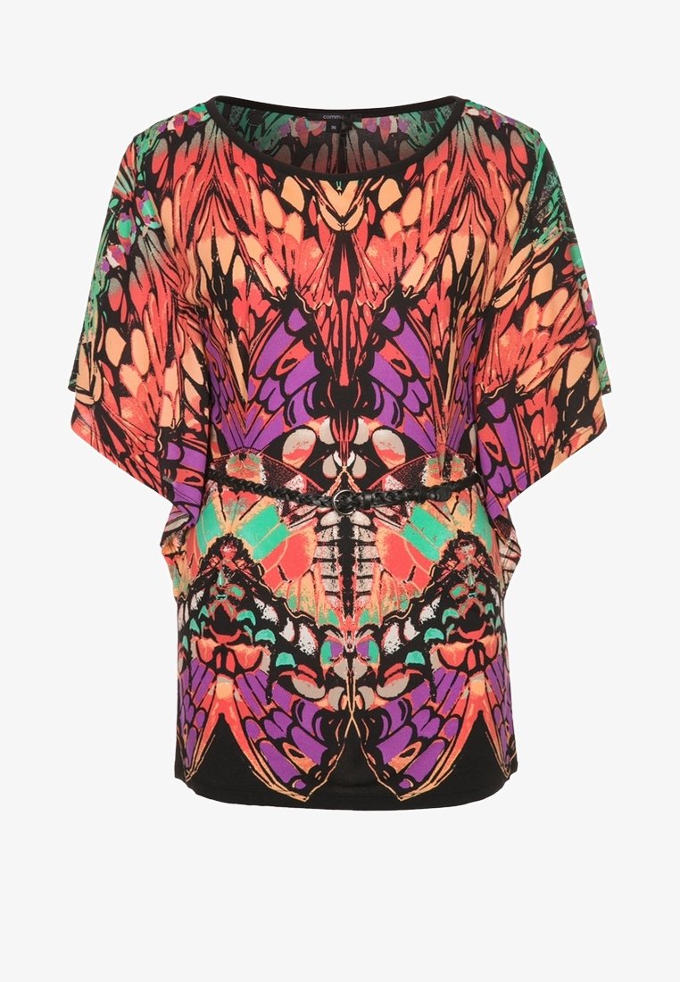 Haut ample à manches courtes avec col rond et motif vif d'ailes de papillon en orange, violet, vert et noir, avec une ceinture noire à la taille.