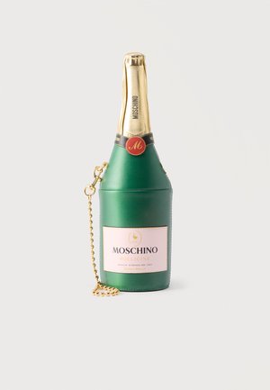 Borsa a forma di bottiglia di champagne verde con collo in foglia d'oro, etichetta rotonda rossa e tracolla a catena dorata, etichettata Moschino Bollicine.