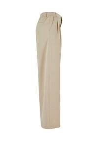 Pantalons beige au fit décontracté, avec une taille à cordon coulissant, des poches latérales et un tissu léger et lisse.