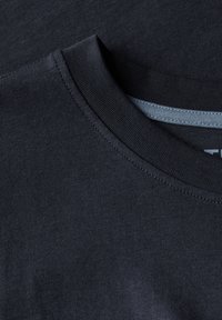 Tmavě námořnické tričko s kruhovým výstřihem a žebrovaným límcem. Hladká bavlněná tkanina s jemnou texturou a čistými švy.