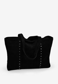 Bolso tote de ante negro con asas dobles, con tachuelas plateadas a lo largo del costado. Forma rectangular con una textura suave.