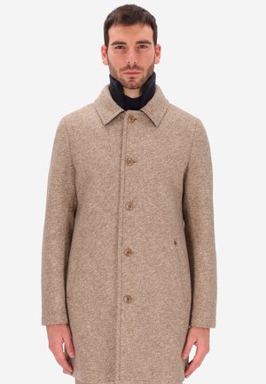 Cappotto beige con motivo a spina di pesce, colletto, cinque bottoni e tasche laterali. Il tessuto ha un aspetto tessuto e texturizzato.