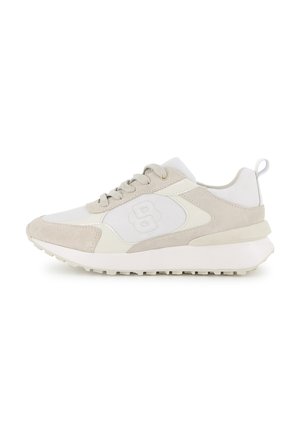 Baskets beige clair et blanches avec des panneaux en daim et en mesh, fermeture à lacets, semelle rembourrée et languette au talon.