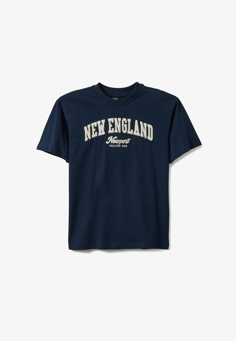 T-shirt en coton bleu marine avec col rond. Présente un texte blanc : "NEW ENGLAND" et "Newport Golden Age" en style arc. Manches courtes.