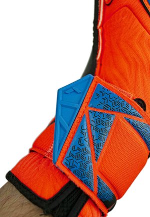 Orangene Sporthandschuhe mit strukturierten blauen Akzenten. Verfügt über einen schwarzen Riemen und geometrische Muster im blauen Bereich für verbesserte Griffigkeit.