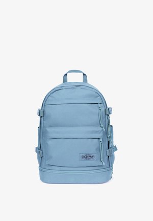 Lyseblå Eastpak rygsæk med front- og sidelommer, justerbare stropper og et top-håndtag på hvid baggrund.