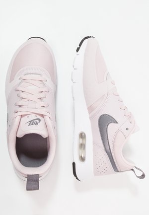 Baskets Nike Air rose clair avec un swoosh gris foncé, des semelles intermédiaires blanches, un coussin d'air visible et des lacets roses, vues de dessus et de côté.