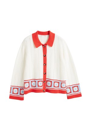 Cardigan bianco lavorato a maglia con colletto rosso, chiusura a bottoni e motivi floreali decorativi in blu e rosso all'orlo e alle maniche.
