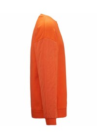 Sudadera naranja con paneles acolchados en los hombros, puños y dobladillo de canalé. Líneas limpias y diseño minimalista, que muestra una textura suave.