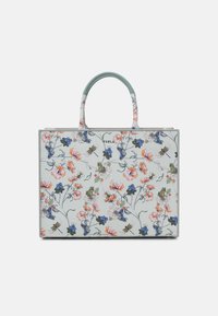 Torba tote w kwiaty wykonana z jasnoniebieskiego materiału o teksturze; posiada kolorowe wzory kwiatowe i owadów; podwójne uchwyty i zorganizowany kształt.