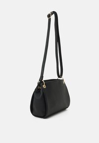 Borsa a spalla in pelle nera con una forma strutturata, dettagli in metallo dorato e una finitura testurizzata. Lunga tracolla regolabile per indossarla a bandoliera.
