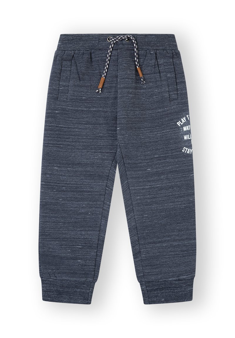 Pantalones de chándal azul marino hechos de tejido texturizado, con cintura elástica y cordón, bolsillos laterales y detalle de texto impreso.