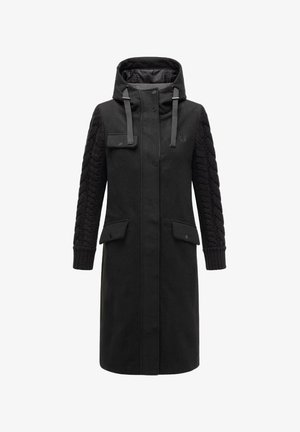 Lungo cappotto nero con cappuccio, realizzato in materiale di lana, maniche nere lavorate a maglia, due tasche frontali e texture a contrasto nel design.