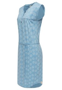 Rochie bleu deschis dintr-un material moale, cu un model floral alb, mâneci scurte, deschidere pe bază de nasturi și talie ajustabilă cu șnur.