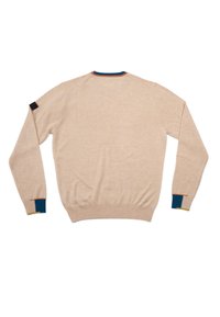Beige trui met lange mouwen, gebreide structuurstof, ronde halslijn. Manchetten met blauwe en rode accenten, logopatch op linkermouw.