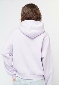 Hellblaues Kapuzensweatshirt mit lässiger Passform, gerippten Bündchen und Saum; zeichnet sich durch eine weiche Textur und ein minimales Design aus.