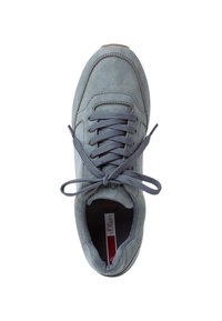 Basket gris en daim avec un bout arrondi, une surface texturée, des lacets gris et des accents beige. Présente un intérieur rembourré et un détail de logo.