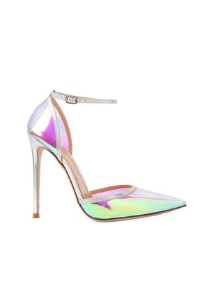 Chaussure à talon haut pour femme avec bout pointu irisé, fine bride de cheville avec boucle et talon stiletto métallique haut.