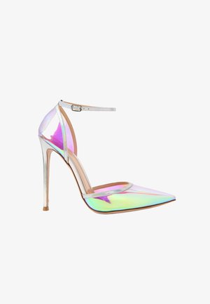 Chaussure à talon haut pour femme avec bout pointu irisé, fine bride de cheville avec boucle et talon stiletto métallique haut.