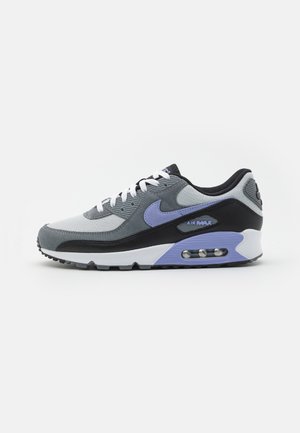 Niski but sportowy Nike Air Max w kolorze szarym, czarnym i fioletowym, z białymi sznurowadłami i widoczną poduszką powietrzną w podeszwie, widok z boku na białym tle.