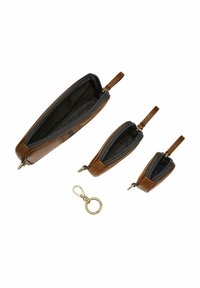 Ensemble d'accessoires en cuir comprenant trois pochettes zippées de différentes tailles. Extérieur marron, doublure grise et matériel de clip en métal inclus.