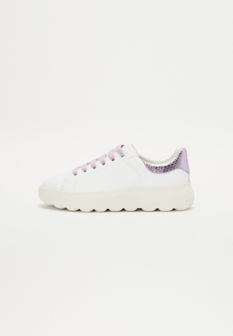 Weiße Sneaker mit lila Schnürsenkeln, strukturiertem lila Absatz und einer abgerundeten Sohle. Hergestellt aus glattem Material mit einem minimalistischen Design.