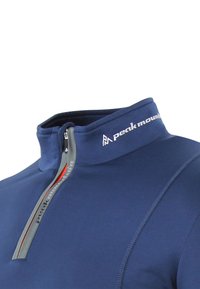 Marineblauwe half-zip trui van zacht materiaal. Voorzien van een kraag met rits en accenten in grijs en rood. Logo gedrukt op de kraag.