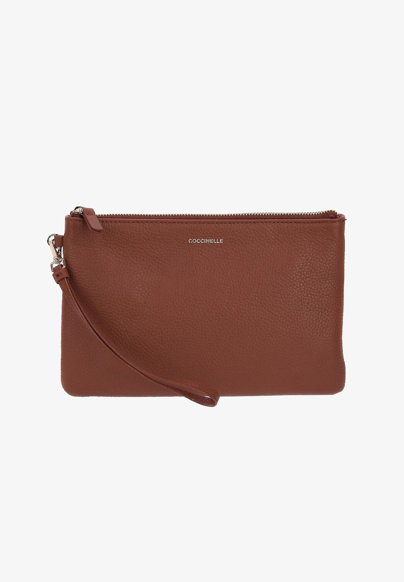 Ruskea nahkainen clutch-laukku, jossa on teksturoitu pinta, vetoketjukiinnitys ja irrotettava rannekke. Edessä on kohokuvioitu logo.