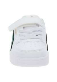 Zapatillas blancas con una puntera texturizada, cordones centrales y una correa de velcro, con acentos en verde y negro a los lados.
