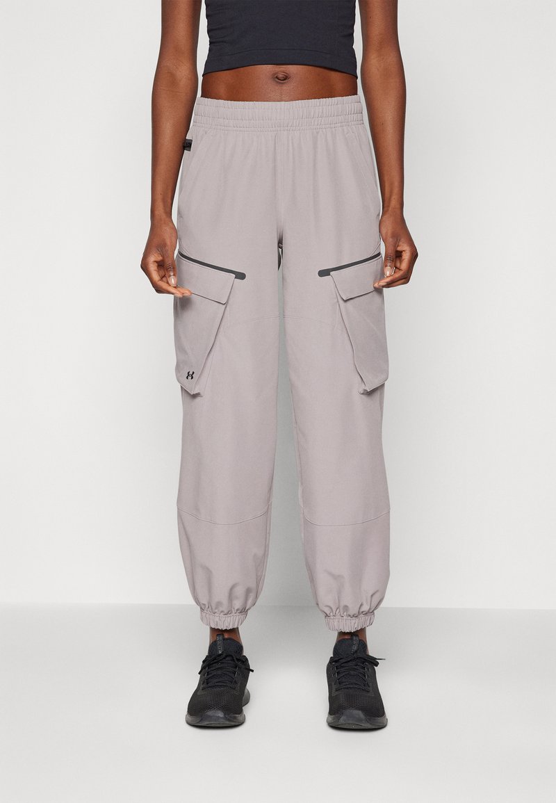 Pantaloni cargo grigio chiaro con polsini elasticizzati, dotati di due tasche laterali e vita regolabile con cordoncino. Il materiale sembra leggero e traspirante.