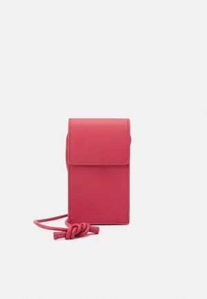 Rosa læder telefonlomme med flaplukning, justerbar rem og præget logo nederst. Glat tekstur, rektangulær form.