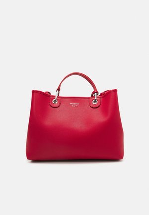 Rode leren handtas met dubbele handvatten, zilveren ringbevestigingen en subtiele geperste branding op een gladde, gestructureerde oppervlakte.