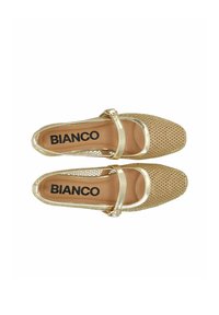 Scarpe Mary Jane in mesh dorato con punta rotonda e cinturino alla caviglia. L'interno presenta una soletta color naturale con la scritta "BIANCO" stampata in nero.
