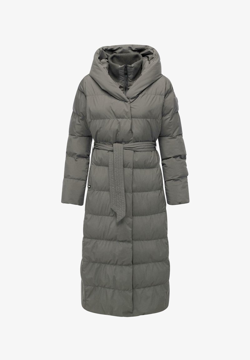 Lang, grå pufferjakke med en bred hætte, quiltet overflade, lange ærmer og et bånd at binde i taljen. Har en lynlåslukning.