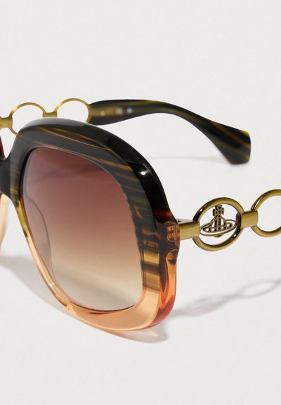 Suurte ruudukujuliste prillide raam tortoise muster, gradient pruuni läätsed ja kuldsed ringikujulised aktsendid templites. Tekstuuriga detail käepidemetel.