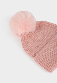 Berretto rosa lavorato a maglia con un morbido pom-pom rosa sulla parte superiore. Presenta una texture a coste e un polsino ripiegato in basso.