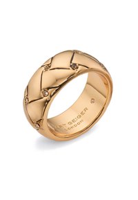 Gouden ring met een gevlochten ontwerp, voorzien van kleine heldere stenen die in het patroon zijn verwerkt. Gladde, gepolijste oppervlakte met gegraveerde merknaam aan de binnenzijde.