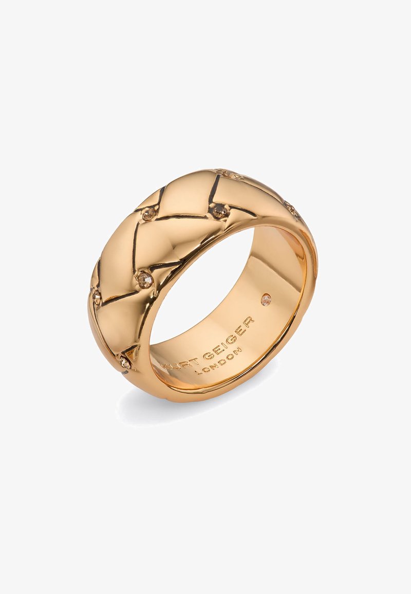 Anello in tono oro con un design intrecciato, caratterizzato da piccole pietre chiare incastonate nel motivo. Superficie liscia e lucida con il nome del marchio inciso all'interno.