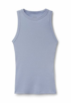 Ärmelloses, geripptes Tanktop in Hellblau mit rundem Ausschnitt, flach auf weißem Hintergrund präsentiert.
