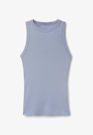 Ärmelloses, geripptes Tanktop in Hellblau mit rundem Ausschnitt, flach auf weißem Hintergrund präsentiert.