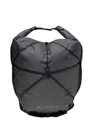 Schwarzer Rolltop-Rucksack mit vorderem elastischem Kordelzug und Vaude-Logo unten in der Mitte.