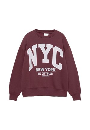 Burgundska majica s bijelim natpisom "NYC", "NEW YORK" i "BIG CITY BLUES MANHATTAN" u modernom fontu. Ima okrugli izrez i rebrasti rub.