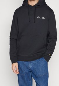 Lyle & Scott Mikina s kapucí - black